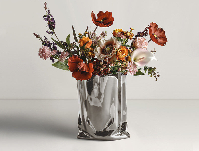Silvertonad Keramikvas i Silvertonad med Torkade Blommor