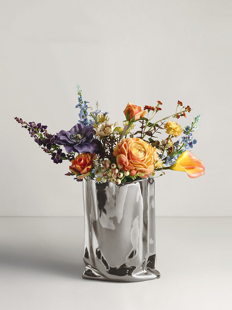 Silvertonad Keramikvas i Silvertonad med Torkade Blommor
