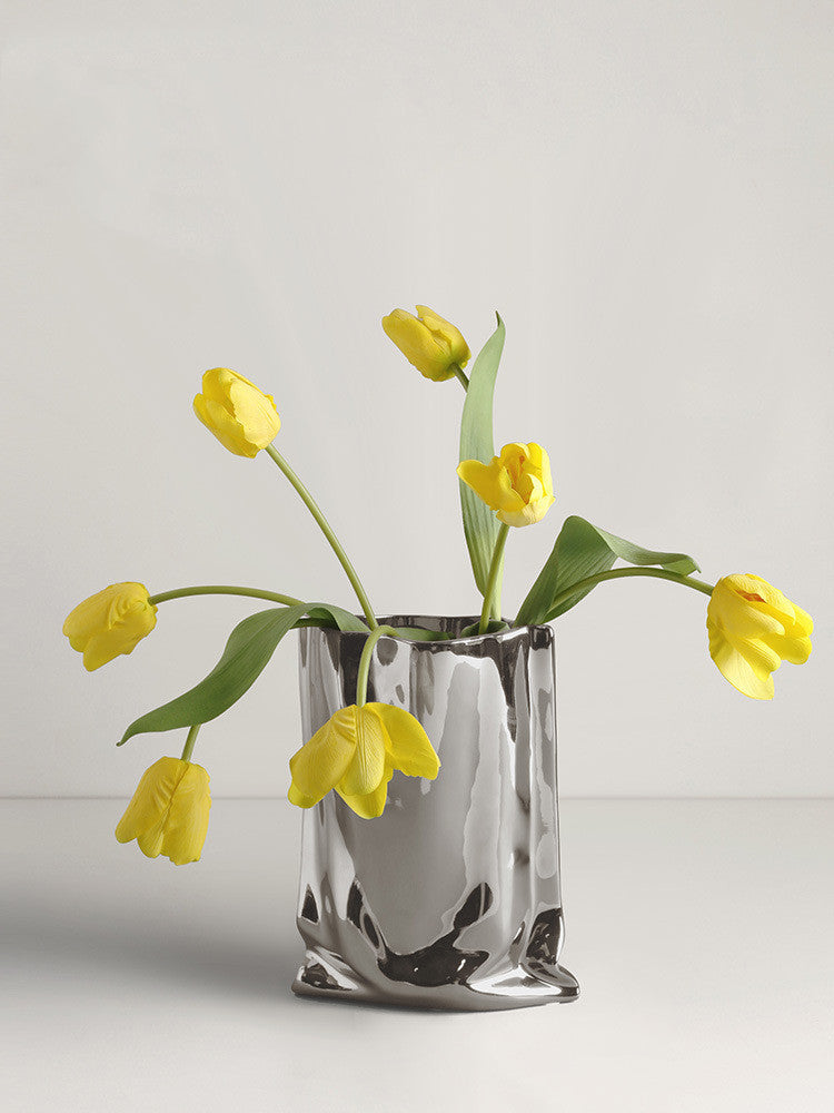 Silvertonad Keramikvas i Silvertonad med Torkade Blommor